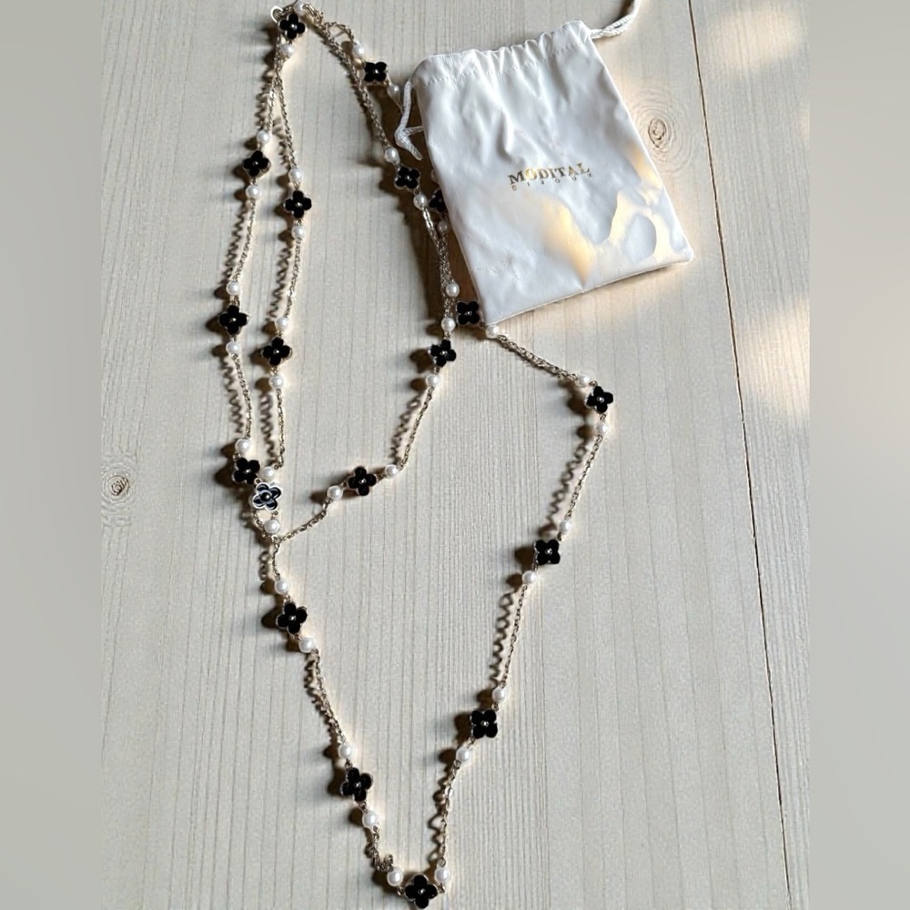 Elegant Black and White Necklace - Picture 3 of 3